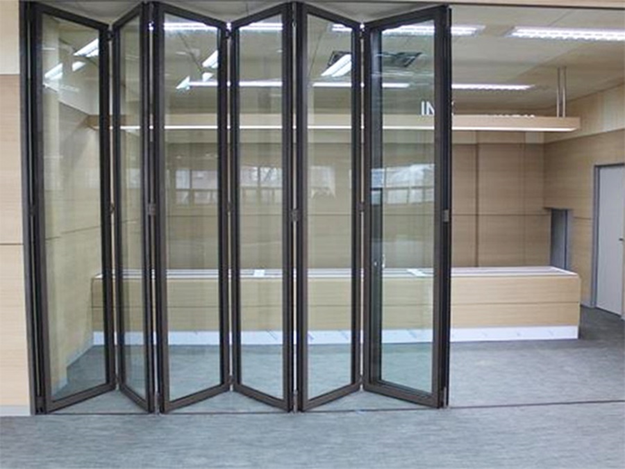 Cửa nhôm vách kính gấp đẹp cho tòa nhà văn phòng