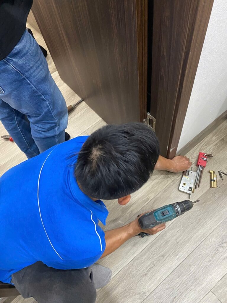 Sửa chữa và thay thế cửa composite