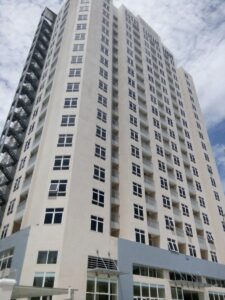 Chung cư lắp cửa Composite Huge